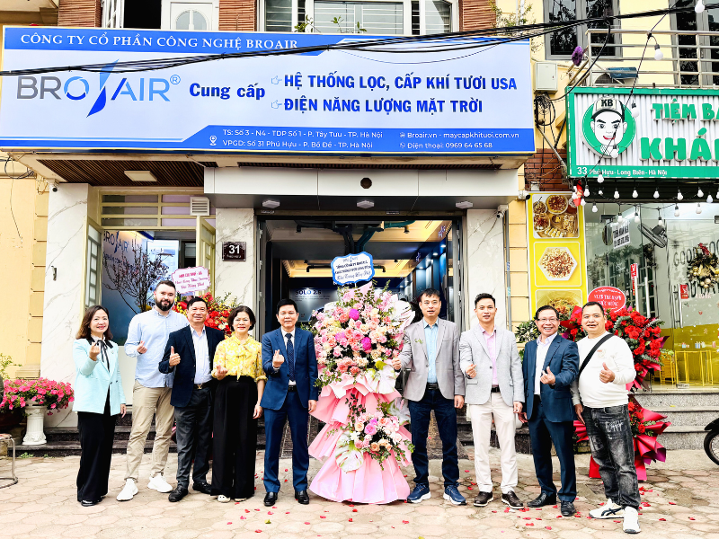 Các đại diện lãnh đạo của Broair cùng với đại lý phân phối cơ sở 2